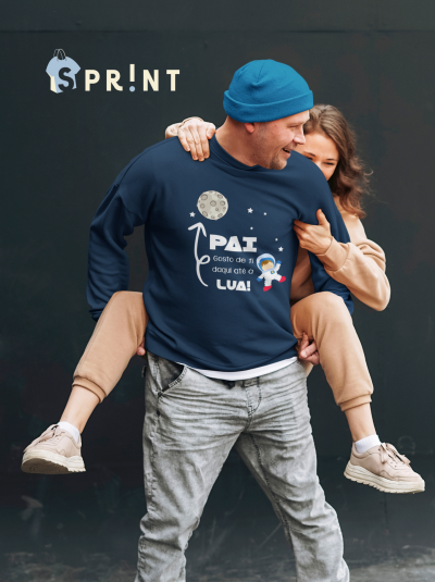 Homem com camisola azul escura com texto sobre o pai e espaço, mulher atrás com roupa bege, fundo escuro