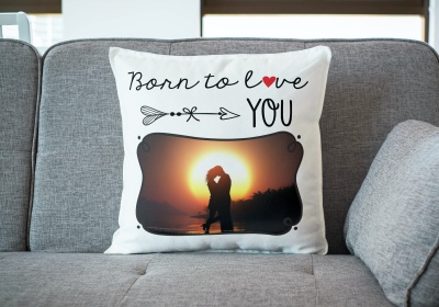 Almofada branca com estampa de casal e texto 'Born to love you'