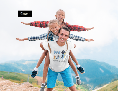 Homem com duas raparigas vestindo camisas xadrez em pose de braços abertos em montanha