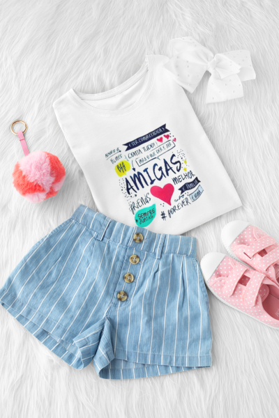 Conjunto roupa infantil com t-shirt branca estampada, calções de riscas azuis, sandálias rosa de bolinhas e acessórios variados