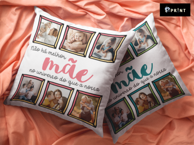 Dois almofadas brancas com fotografias familiares e texto em português sobre fond laranja.
