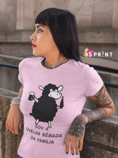 Mulher vestindo t-shirt rosa com estampado de ovelha preta e texto em português
