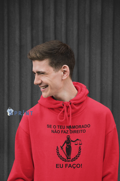 homem jovem a usar sweatshirt vermelha com texto e imagem da deusa da justiça