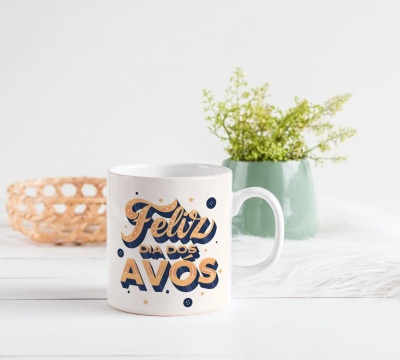 Caneca branca com texto Feliz Dia dos Avós em dourado e azul em fundo branco com vaso verde e cesto