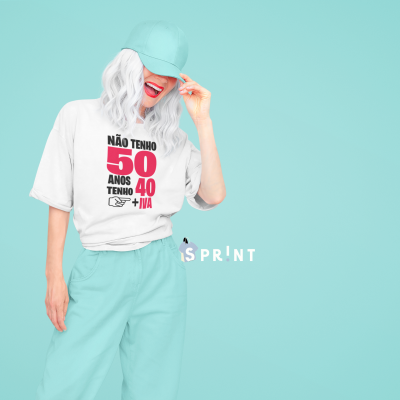 Pessoa com t-shirt branca e calças azul claro em fundo azul claro