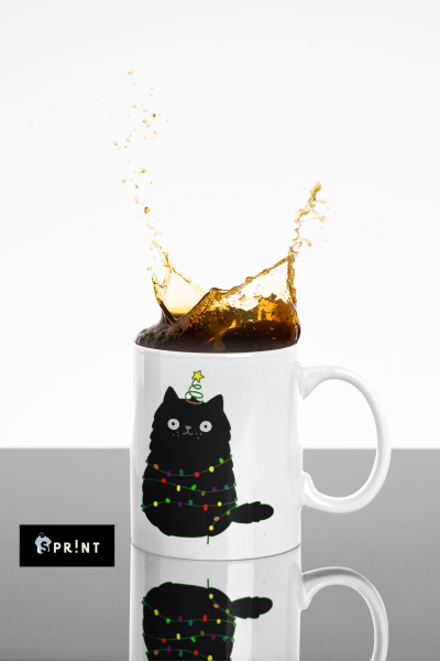 Caneca branca com gato preto e luzes de Natal