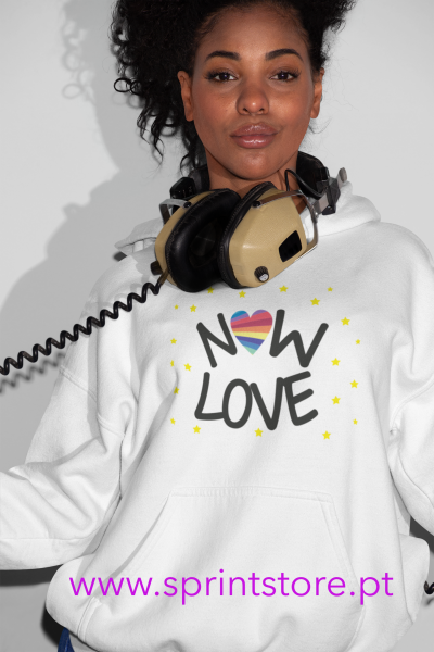 Camisola branca com design colorido 'NOW LOVE' e auscultadores vintage pendurados no pescoço de mulher