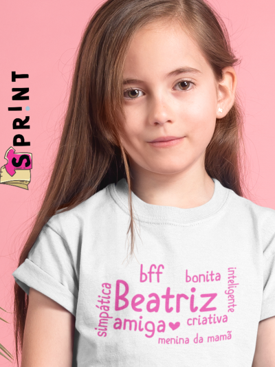 Camisola branca com texto em rosa Beatriz e outras palavras em fundo rosa