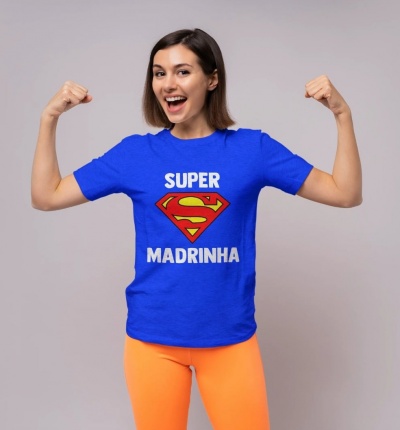 Mulher a usar t-shirt azul com símbolo do Super-Homem e texto SUPER MADRINHA
