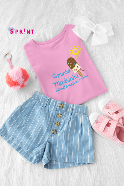 Conjunto de roupa infantil rosa e azul com t-shirt e calções, sapatilhas cor-de-rosa, laço branco e porta-chaves com pompom.
