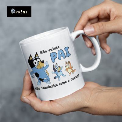 Caneca branca com desenho de cães e texto em português