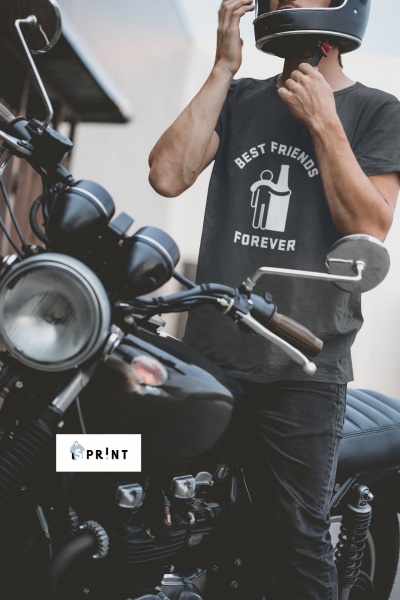 Pessoa com t-shirt preta 'BEST FRIENDS FOREVER' e capacete ao lado de mota preta