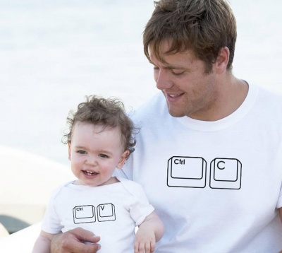 Adulto e criança com t-shirts brancas com teclas Ctrl C e Ctrl V