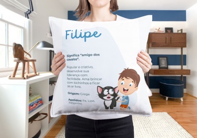 Almofada branca com design colorido contendo texto sobre o nome Filipe e uma ilustração de um menino com um cachorro.
