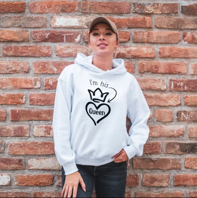 Mulher com hoodie branco com capuz e estampado 