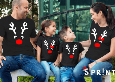 Família com t-shirts pretas de rena de Natal sentada ao ar livre