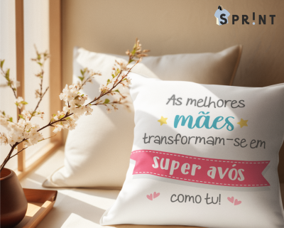 Almofada decorativa branca com mensagem para mães e avós numa sala clara