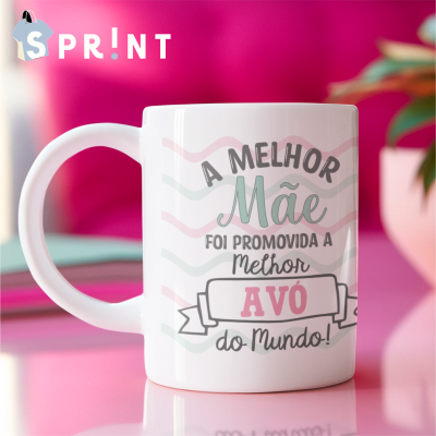 Caneca branca com mensagem para avó em texto colorido