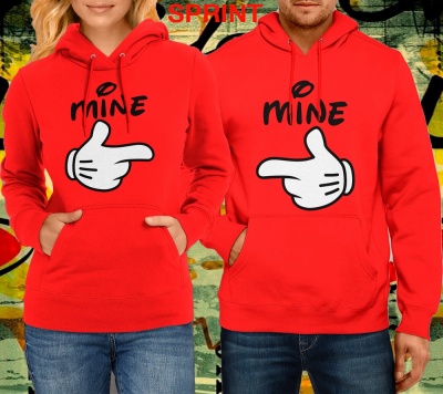 sweatshirts vermelhas com design MINE e mãos apontando lado oposto em fundo graffiti