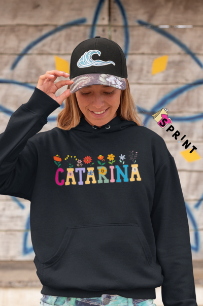 Sweatshirt preta com nome colorido e flores, boné preto com onda azul