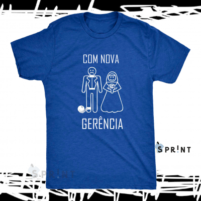 T-shirt azul com estampa branca retratando casal e bebé com texto em português.