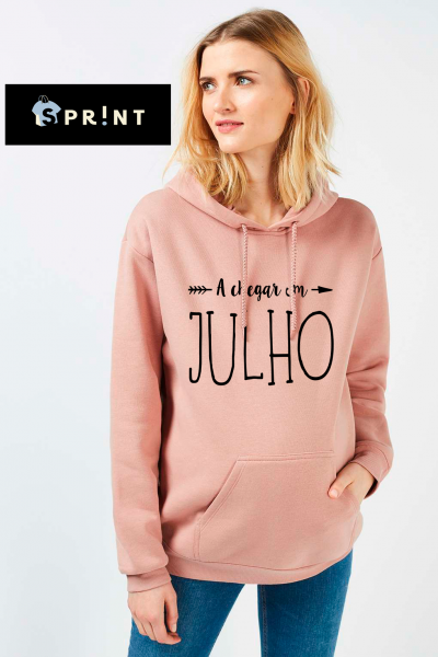 Sweatshirt rosa com capuz e texto 'A chegar em JULHO'