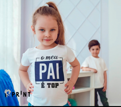 Camisola branca com texto 'o meu PAI É TOP' usada por criança em ambiente interior
