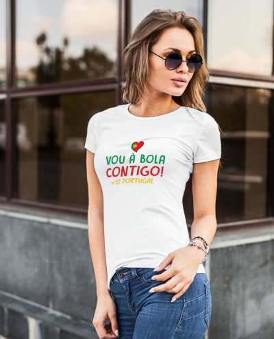 Mulher a usar t-shirt branca com texto colorido em ambiente urbano