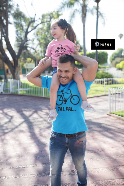 Pai e filha com t-shirts estampadas em parque