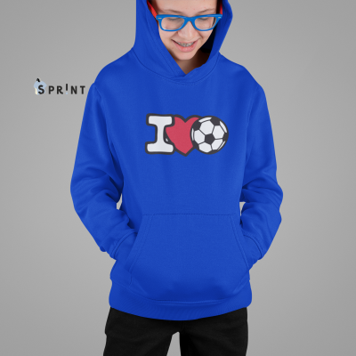 Criança de hoodie azul com estampa de coração e bola de futebol