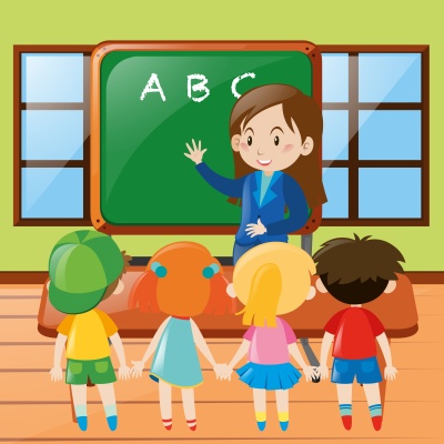 Professora e crianças em sala de aula com quadro verde e letras ABC
