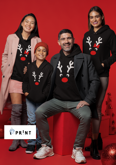 Quatro pessoas vestindo camisolas pretas com rena vermelha e branca num fundo vermelho