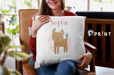 Almofada branca com estampa de veado e texto