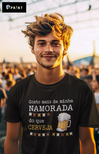 Homem jovem com t-shirt preta com texto humorístico em português e desenho de cerveja
