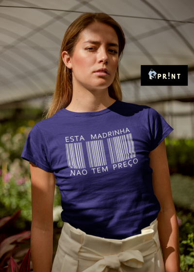 Camiseta azul escura com código de barras e texto 'ESTA MADRINHA NAO TEM PREÇO'