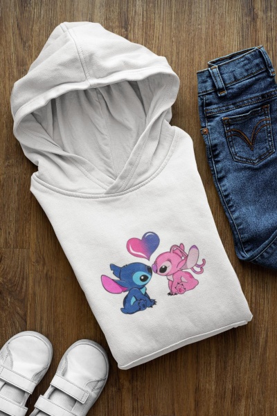 Sweatshirt branca com capuz e estampa colorida de personagens, ao lado calças de ganga e sapatos brancos.