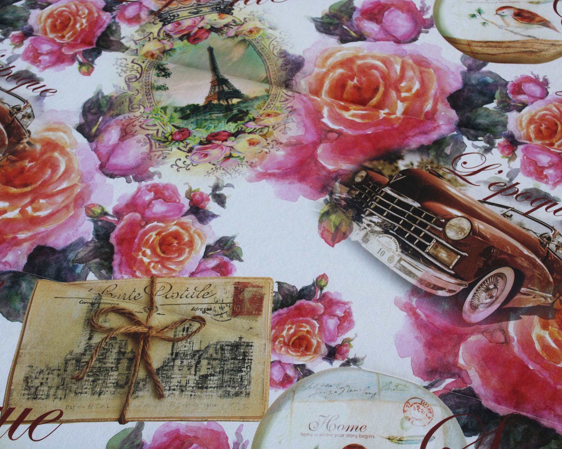 Tecido com padrão de rosas, cartas antigas, carro clássico e Torre Eiffel.