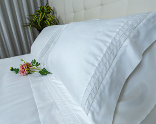 Conjunto de roupa de cama branca com bordados decorativos