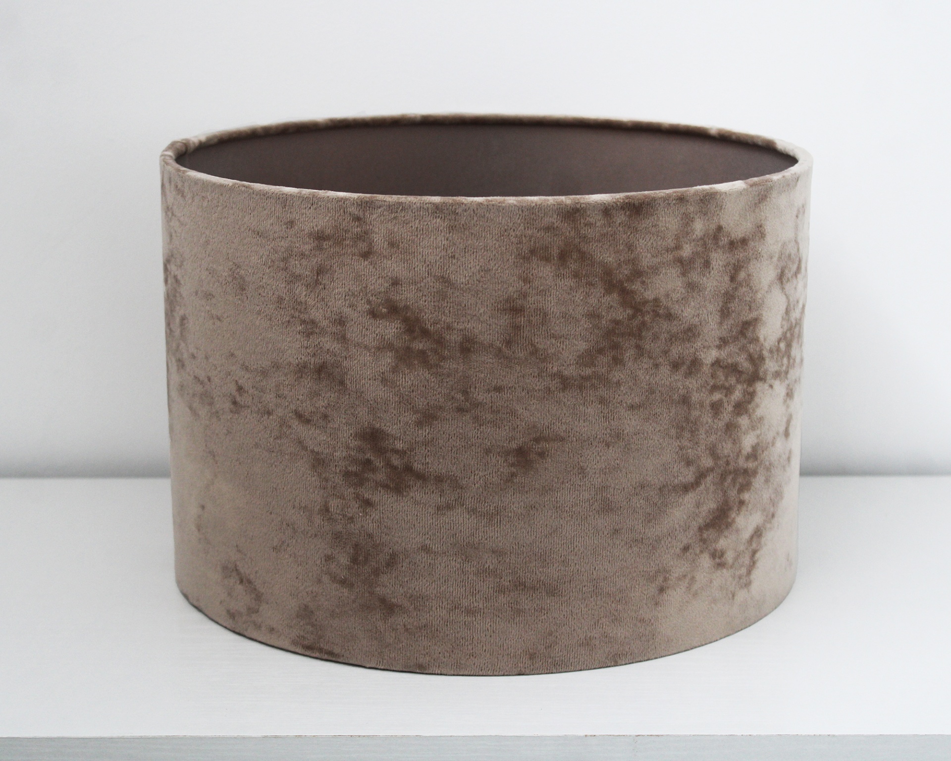 Abajur cilíndrico de tecido aveludado castanho claro