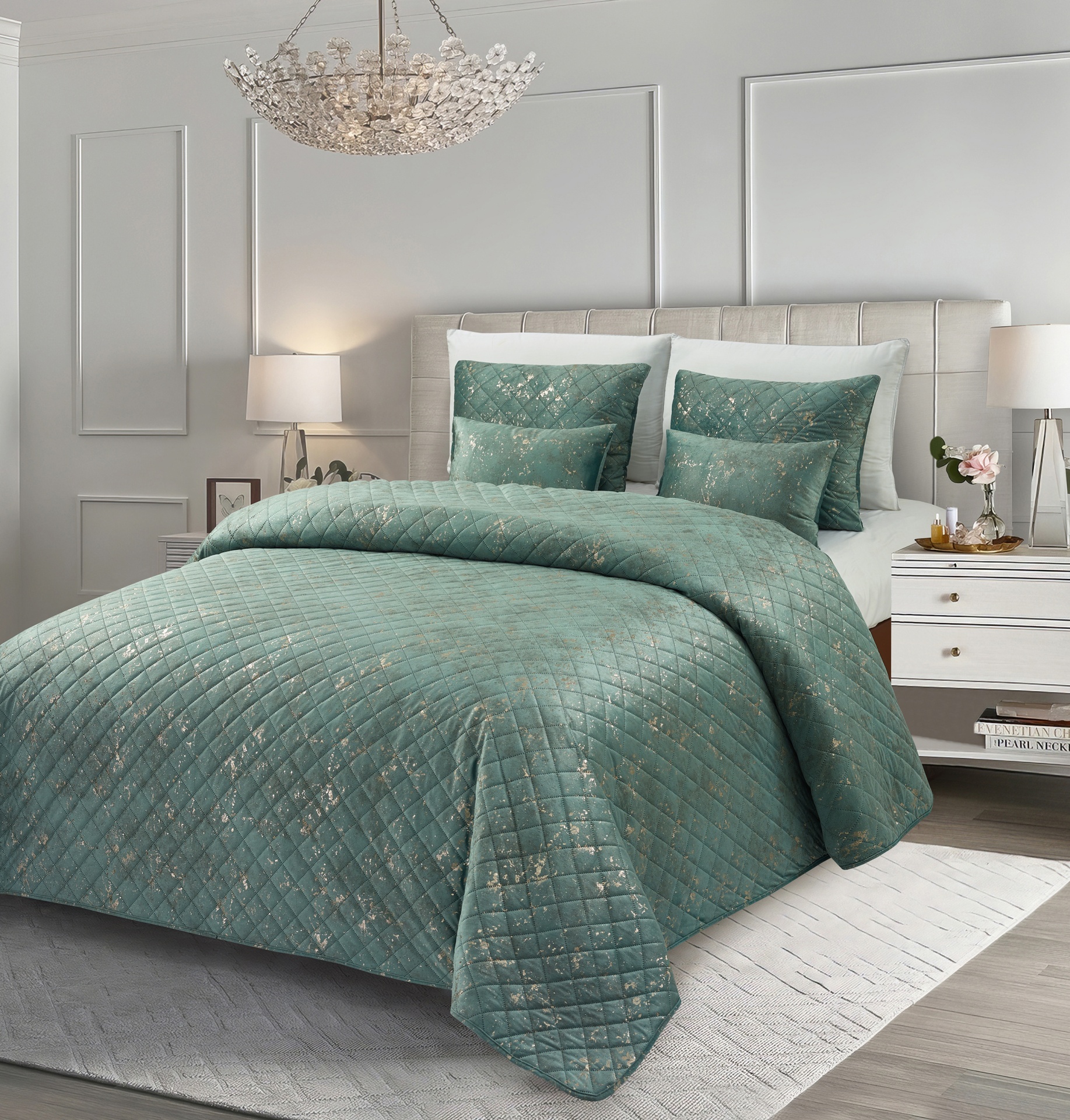 Cama com edredão verde padrão quadriculado e almofadas combinando