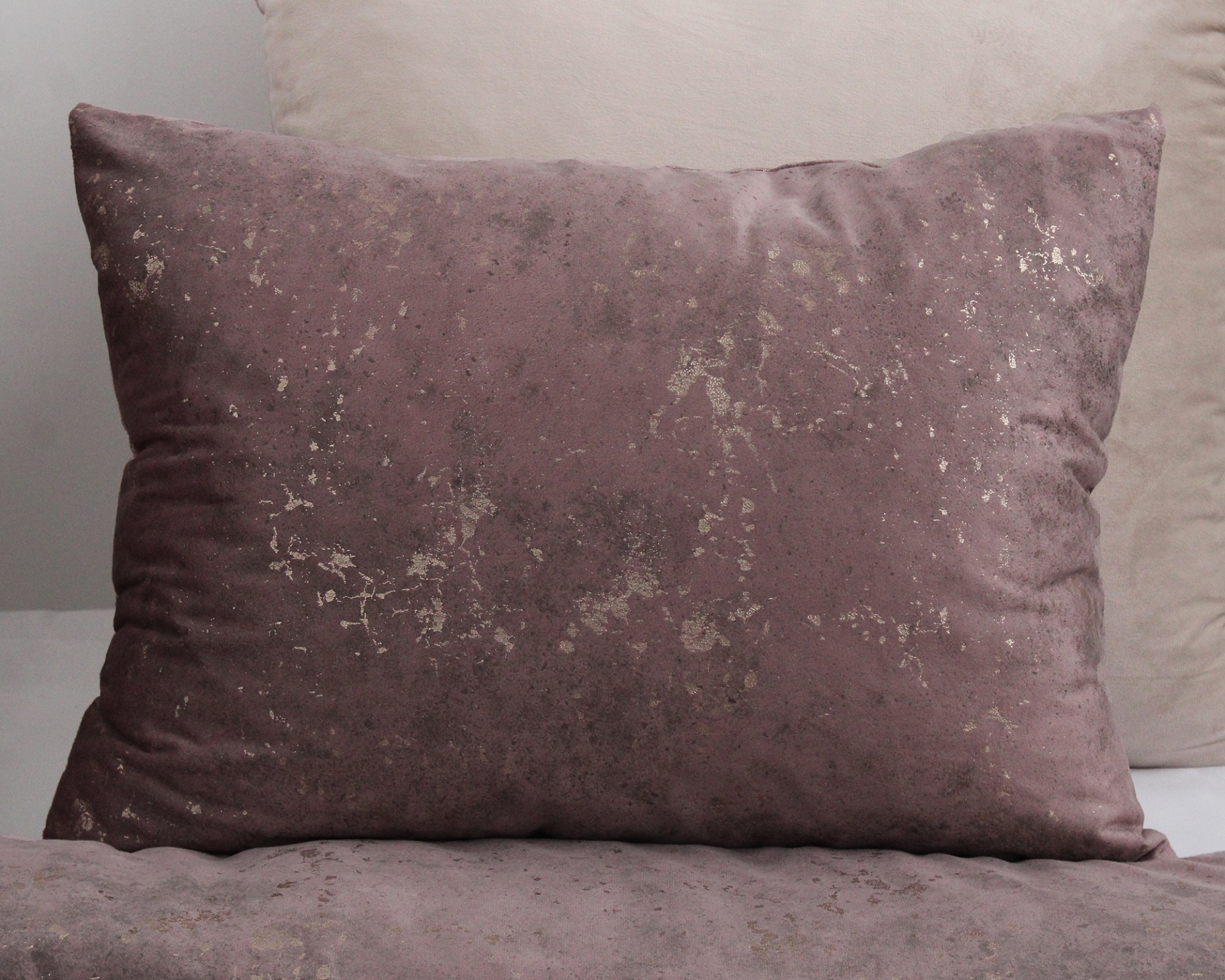 Almofada roxa de veludo com detalhes dourados