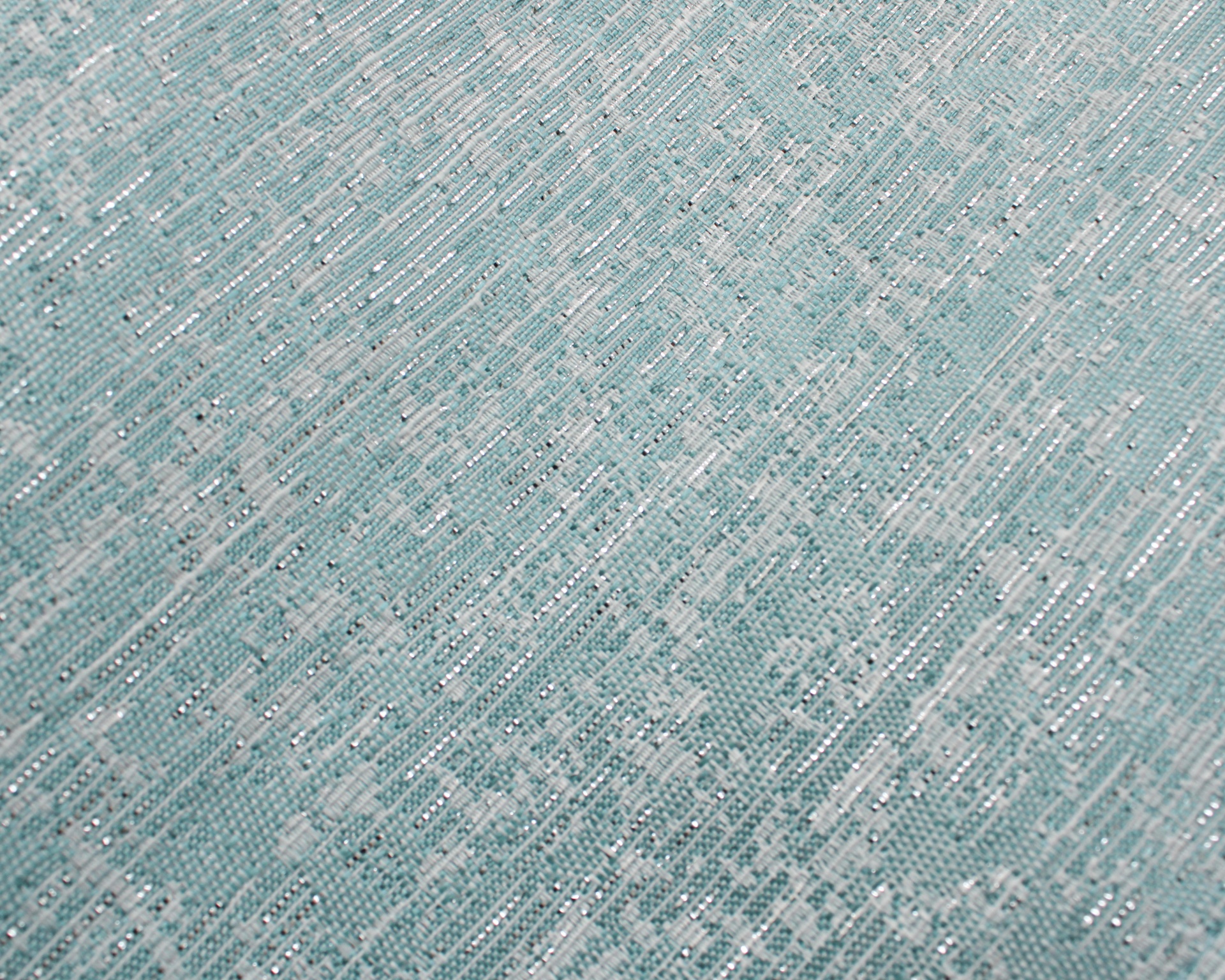 tecido azul claro com padrão geométrico e detalhes em brilho prateado