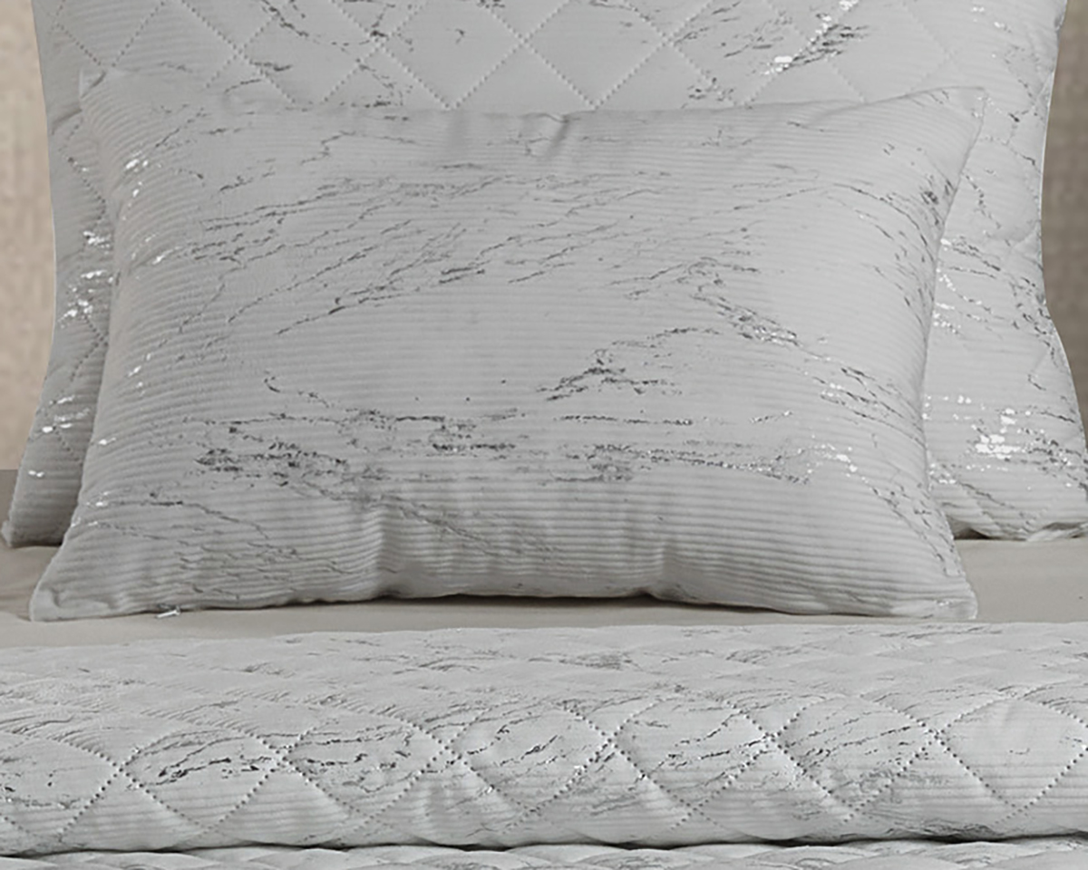 Conjunto de roupa de cama branca com padrão riscado cinza e textura matelassada