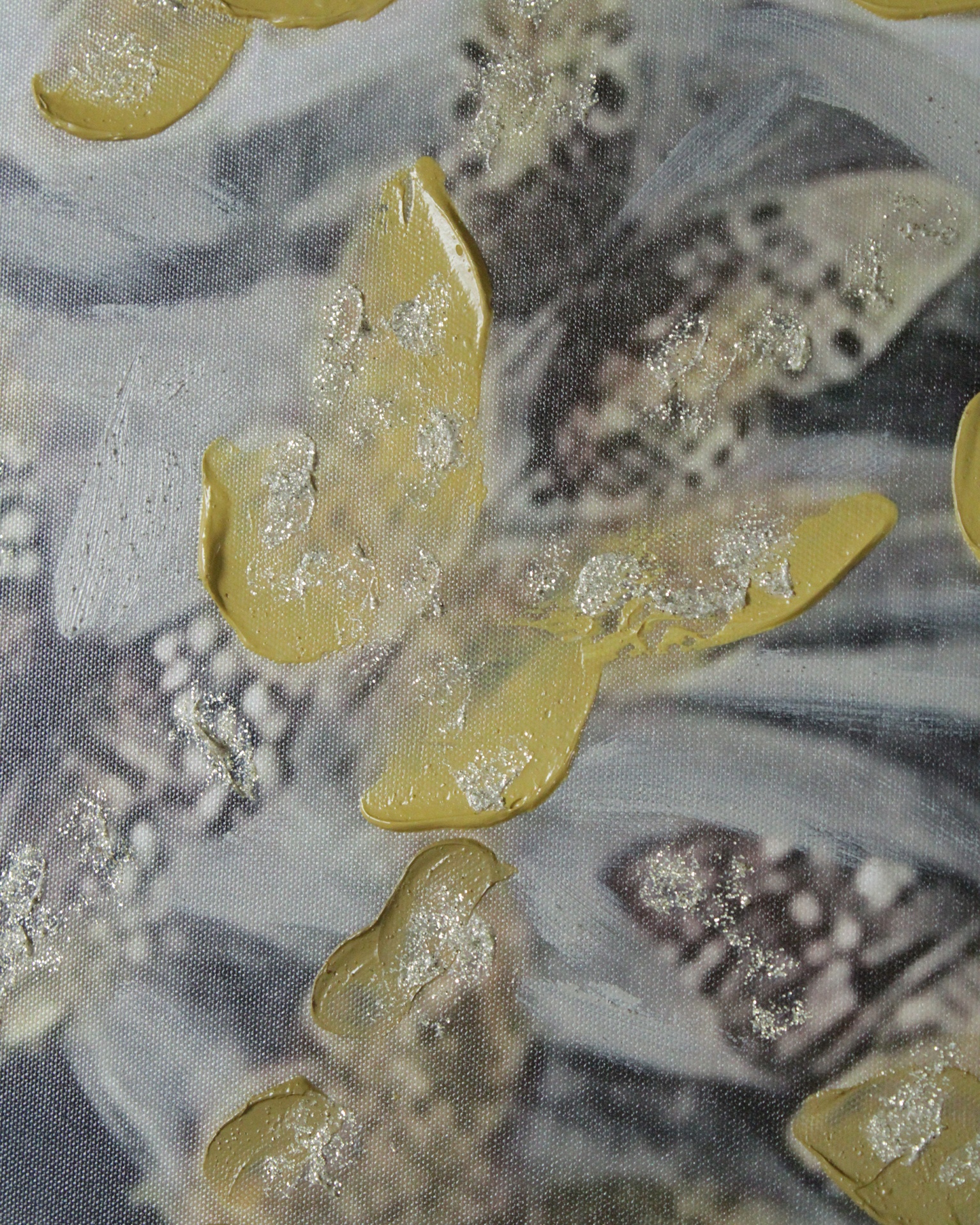 tecido floral cinza, preto e amarelo com brilho prateado