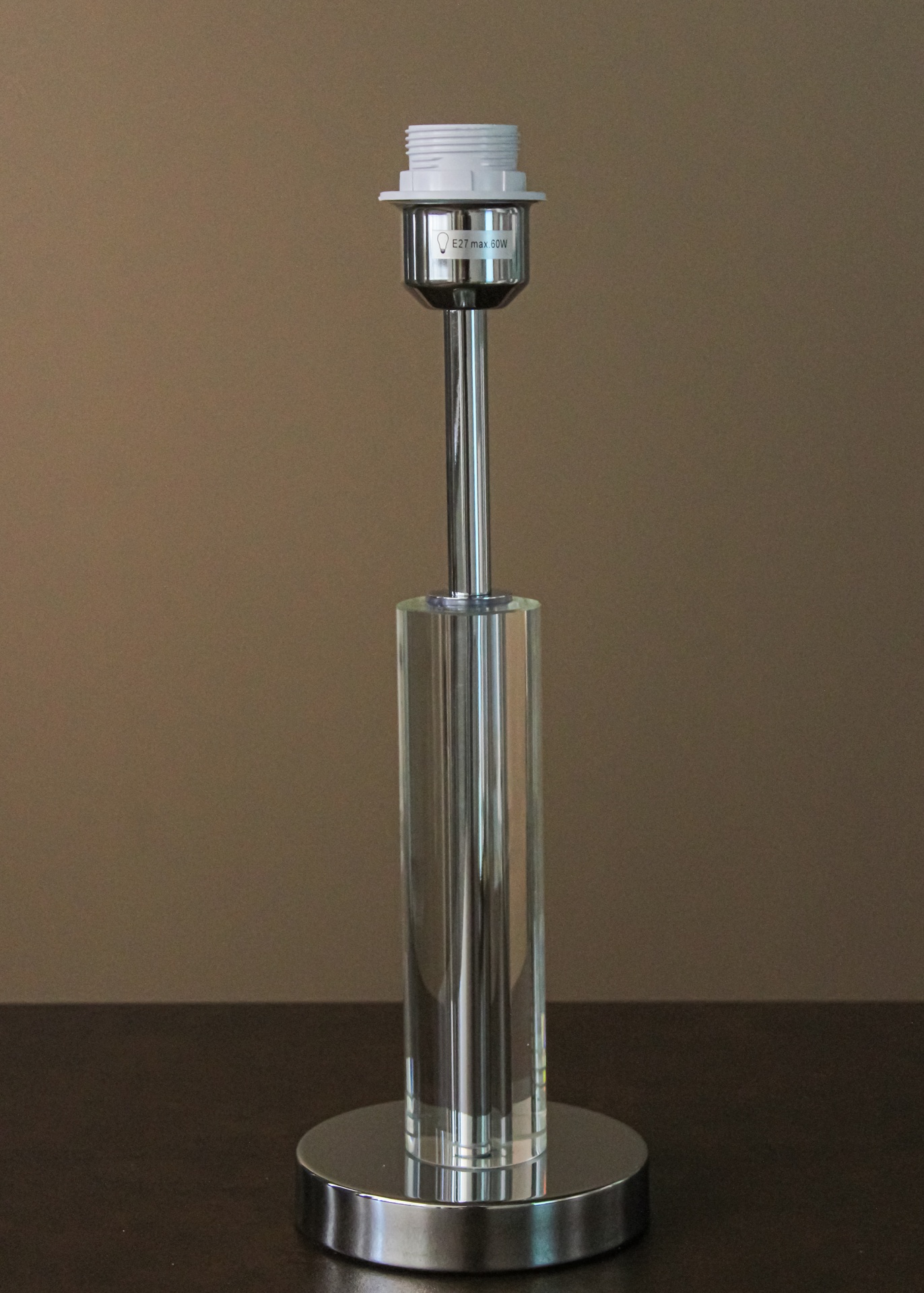 Candeeiro de mesa com base redonda metálica e haste transparente