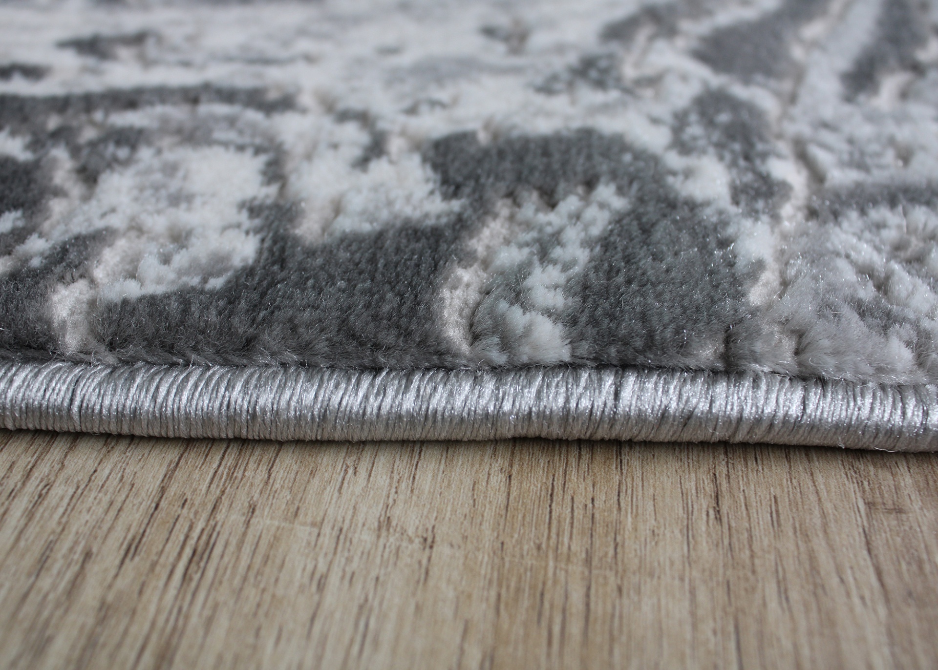 Tapete cinzento com padrão floral em madeira clara