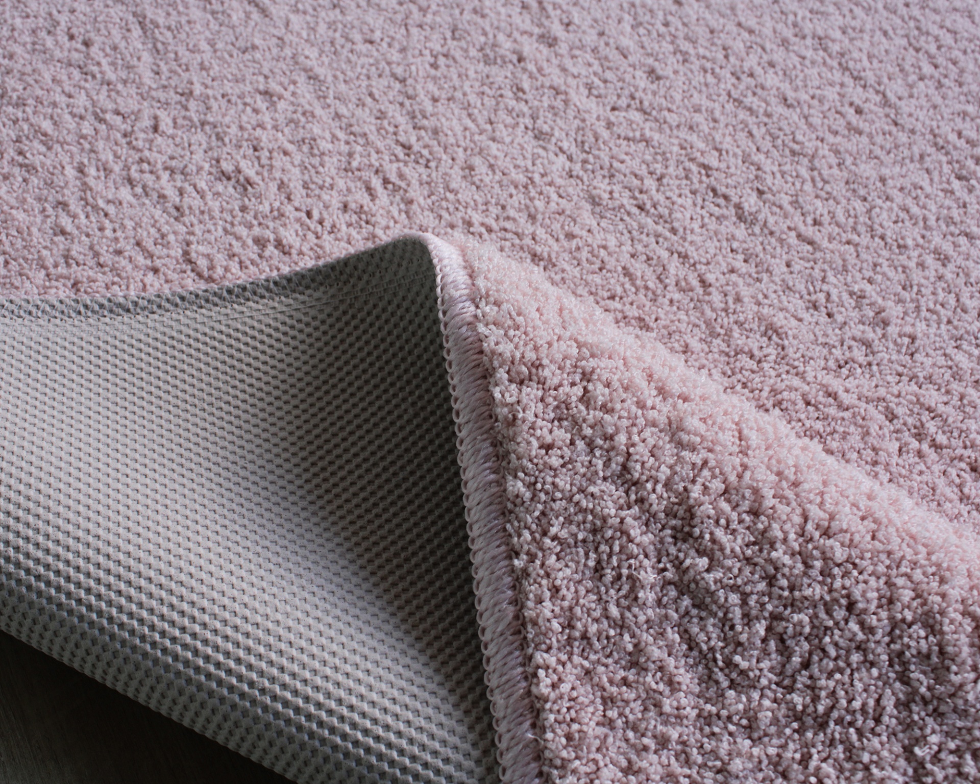 Tapete felpudo cor-de-rosa claro com verso antiderrapante cinzento