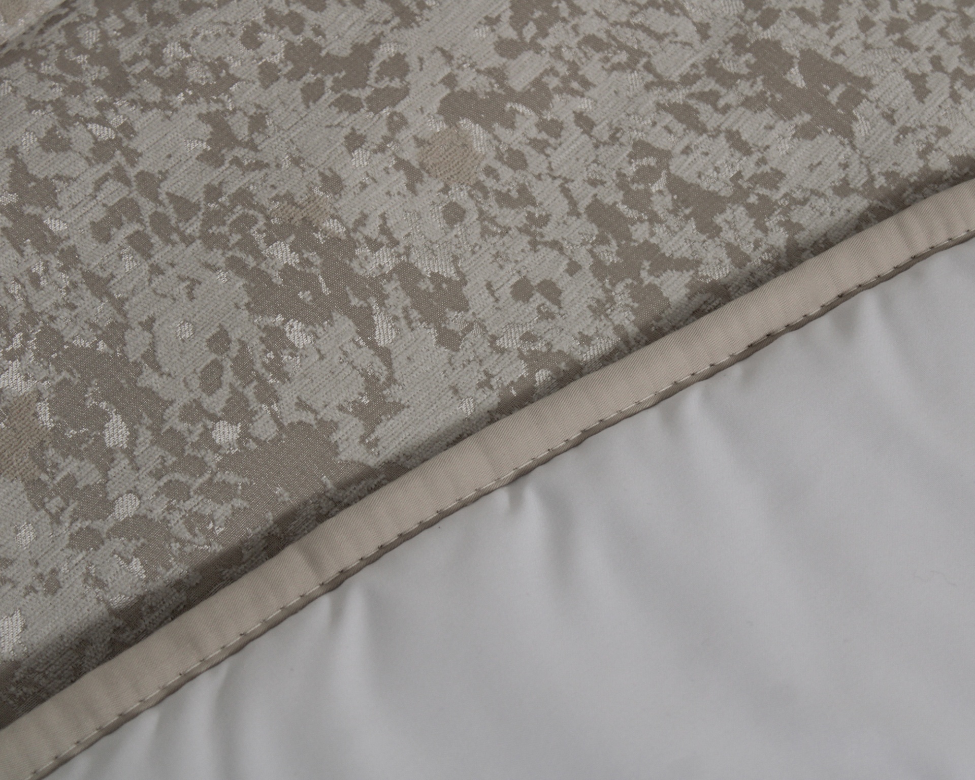 Tecido decorativo cinza com padrão abstrato e acabamento em tecido liso cinza claro