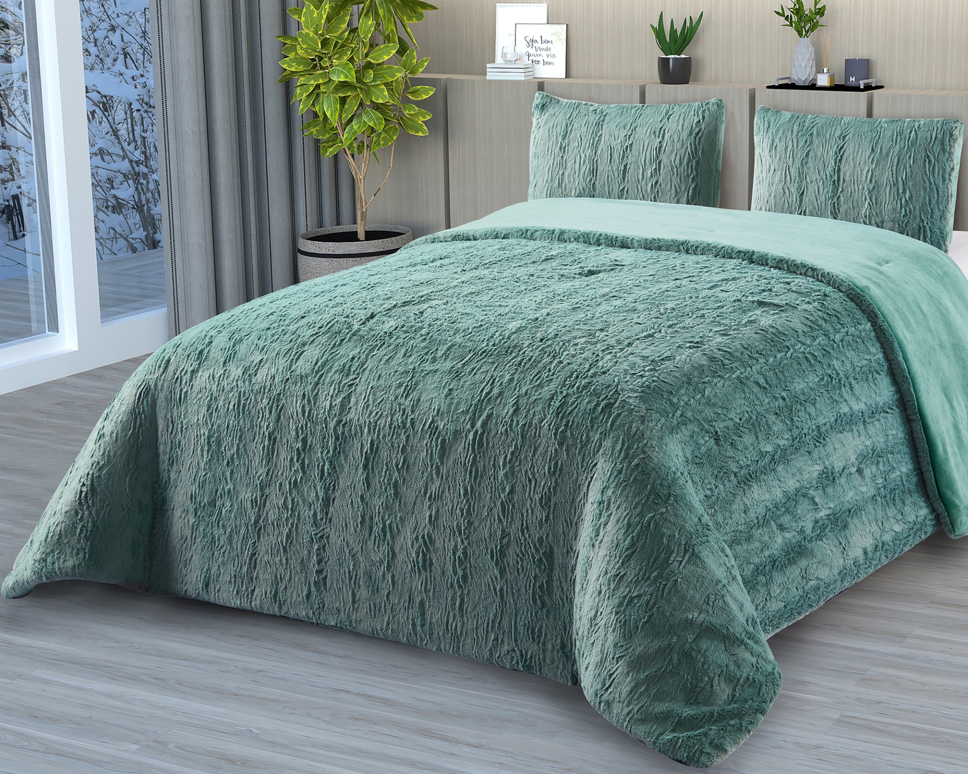 Cama com cobertor e almofadas verdes felpudos num quarto moderno com plantas e janela para paisagem nevada