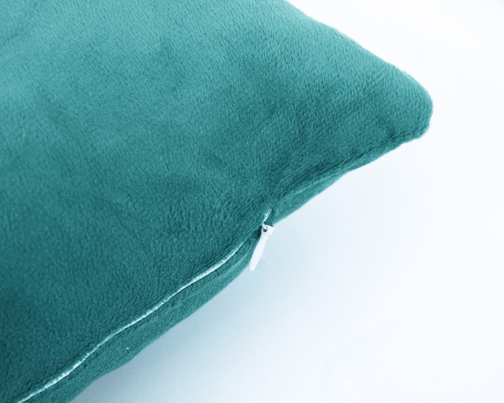 Almofada verde em tecido macio com fecho de correr branco